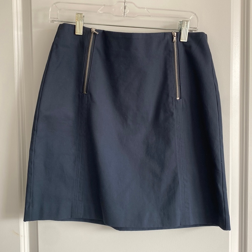 Skirt with zipper details